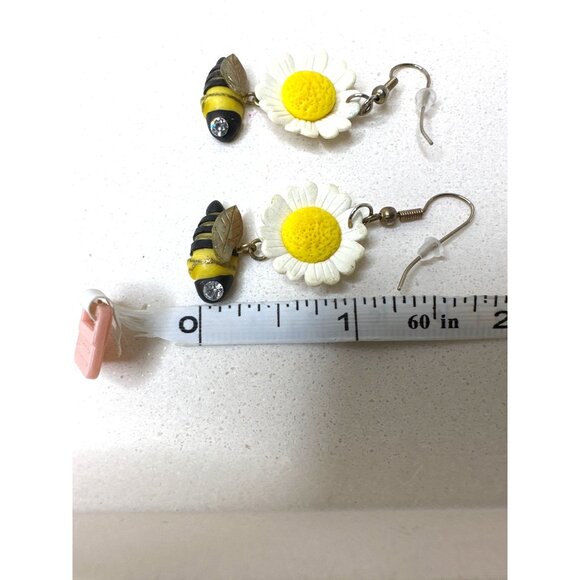 Daisy Flower & Bee Dangle Earrings With Yellow White Accents Womens Fashion - Picture 3 of 3